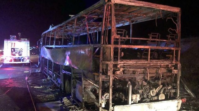 Motor kısmından alev alan otobüs küle döndü