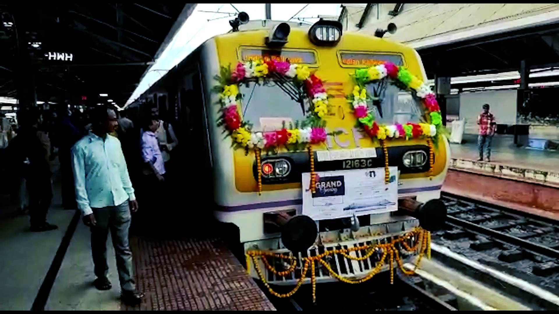 লোকাল ট্রেনে আর একঘেয়েমি নয়, আজ থেকে ট্রেনের ভেতর চালু হল টিভি 