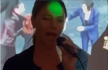 Victoria Beckham vuelve a tomar el micrófono para interpretar una canción de las Spice Girls