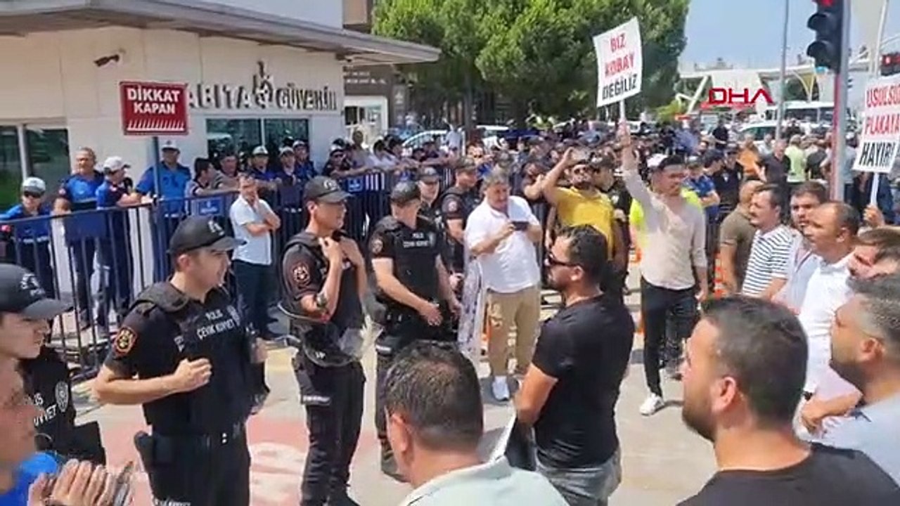 KOCAELİ'DE SERVİSÇİLERDEN BELEDİYE ÖNÜNDE 'P' PLAKA EYLEMİ