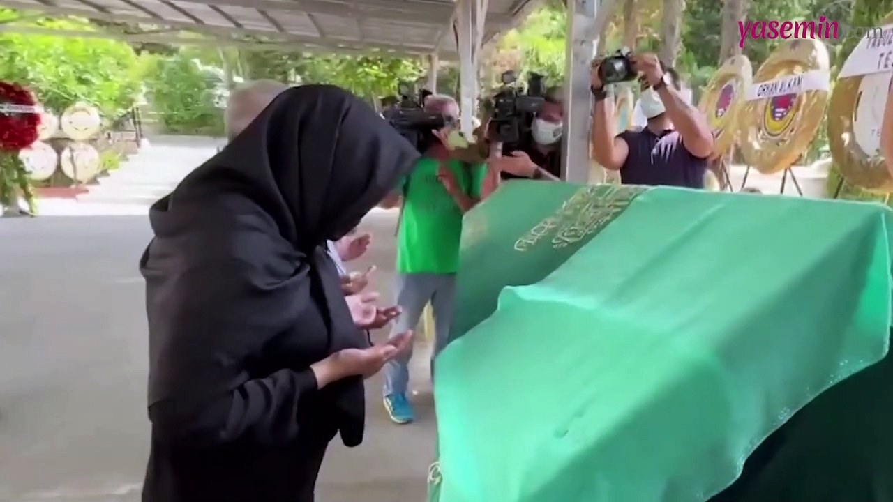 Ebru Gündeş annesine olan son görevi yerine getirdi!