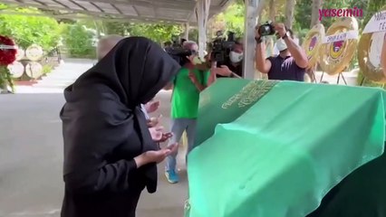 Ebru Gündeş annesine olan son görevi yerine getirdi!