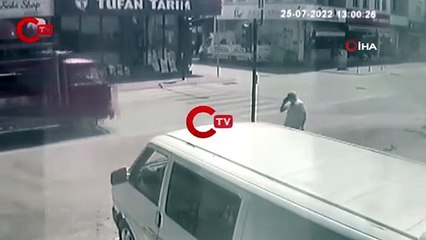 Kamyonet ve motosiklet böyle çarpıştı