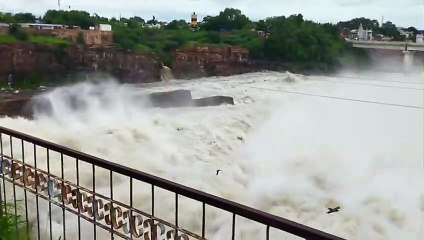कोटा बैराज से उफना पानी, लोगों की उमड़ी भीड़