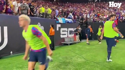 Abuchean a Gerald Piqué y gritan ¡Shakira! ¡Shakira!