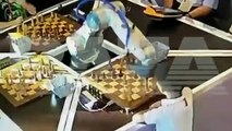Torneo di scacchi finisce male, robot spacca un dito a un bambino di 7 anni che giocava contro di lui  continua su