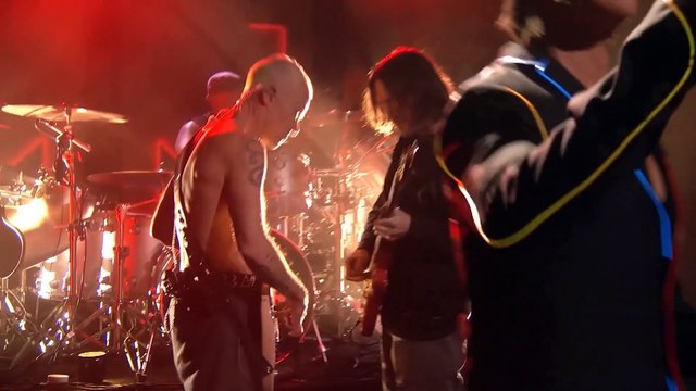 Les Red Hot Chili Peppers chantent Black Summer en live