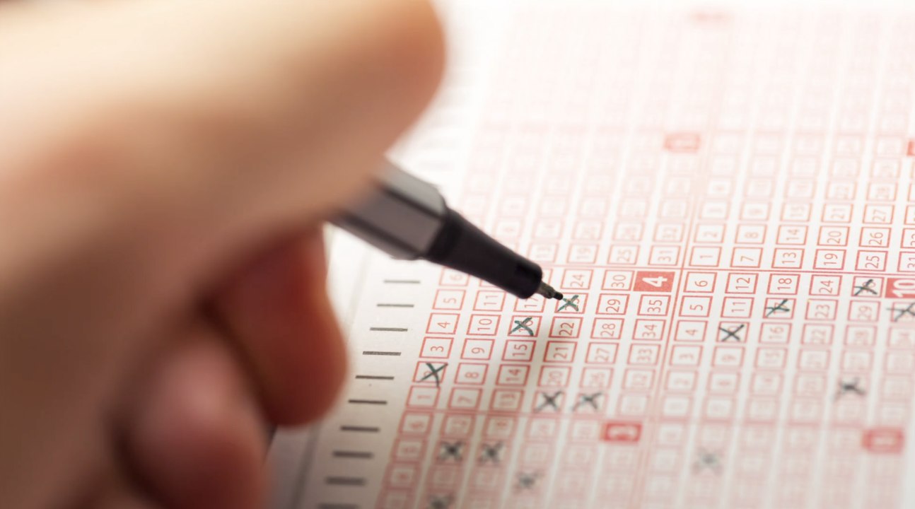 Däne wirft lottoschein zerknüllt in schublade – und knackt megajackpot!