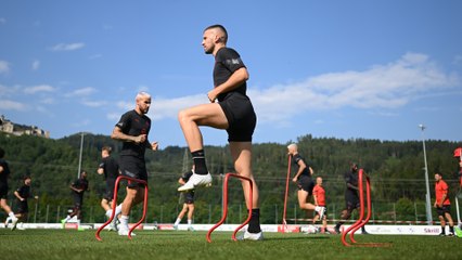 Tải video: Rossoneri in campo a Villach