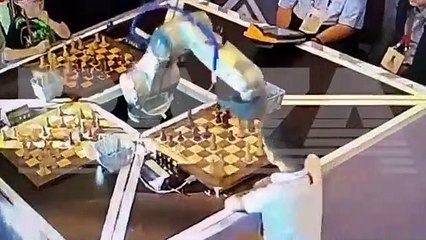 ROBOT DE AJEDREZ RUSO LE ROMPE EL DEDO A UN NIÑO DURANTE UN TORNEO