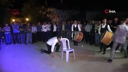 Davulcu sandalye ile güreş tuttu