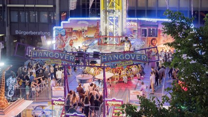 Teil von Fahrgeschäft bricht ab – zwei Verletzte