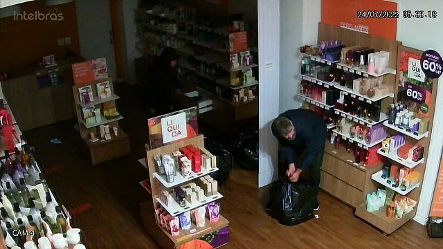 Câmeras flagram furto de cosméticos em loja de Apucarana; veja