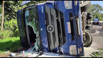 Cascavelense se envolve em acidente na BR-277; Carreta tombou e teve princípio de incêndio