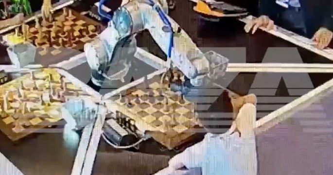 Russie : ce robot joueur d'échecs attrape la main de son adversaire, un enfant de 7 ans, et lui casse un doigt