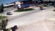Son dakika gündem: Sürücünün ağır yaralandığı kaza güvenlik kamerasına yansıdı