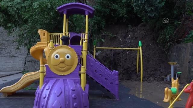 Toprak kayması sonucu çocuk parkı zarar gördü