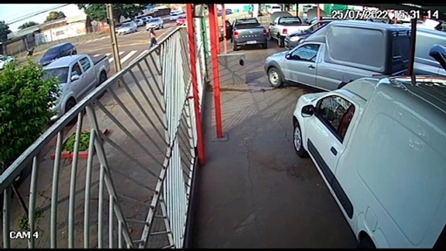 Vídeo mostra momento que Sandero atinge Ford Ka na Avenida Carlos Gomes