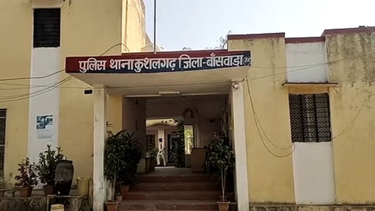 प्रेमी को साथ लेकर आई युवती बोली, जबरन वसूली के लिए अड़े हैं परिजन