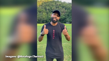 A caminho do Cruzeiro, Chay se despede de elenco do Botafogo