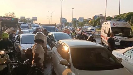 Son dakika haberi: MALTEPE'DE 3 ARACIN KARIŞTIĞI KAZADA SERVİS MİNİBÜSÜ DEVRİLDİ