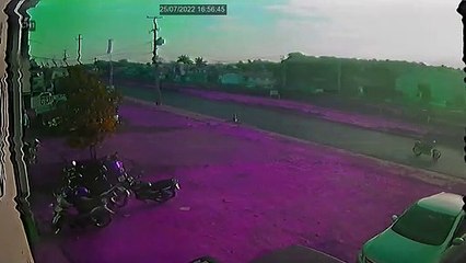 Vídeo mostra momento em que acidente entre moto e caminhão acontece na PR-323