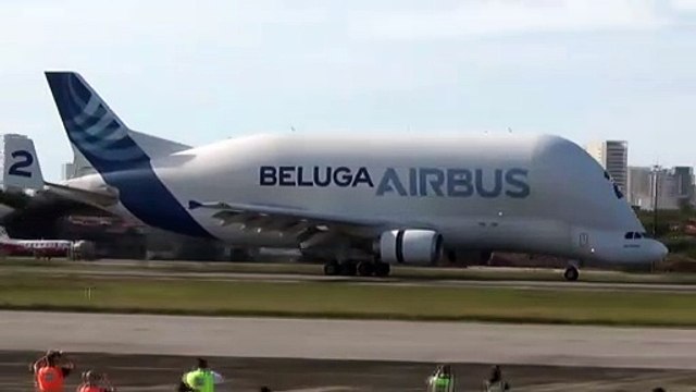 Avião Beluga atrai multidão ao aterrissar em Fortaleza, o 1º pouso da aeronave na América Latina
