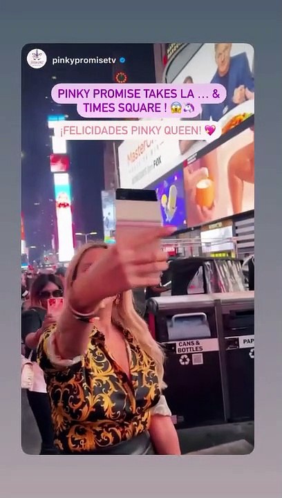 KARLA DE JNS FELIZ LLORANDO POR ESTAR EN LAS PANTALLAS DEL TIMES SQUARE