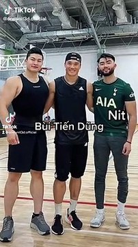 Bùi Tiến Dũng chơi bóng chuyền