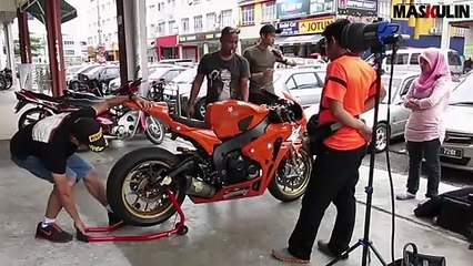 BTS Cover Maskulin Edisi Januari 2014 bersama Zulfahmi Khairuddin, Pelumba Moto3 Negara