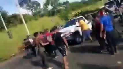 Protesto için yolu trafiği kapatan öğrencilerin üzerinden aracıyla geçti