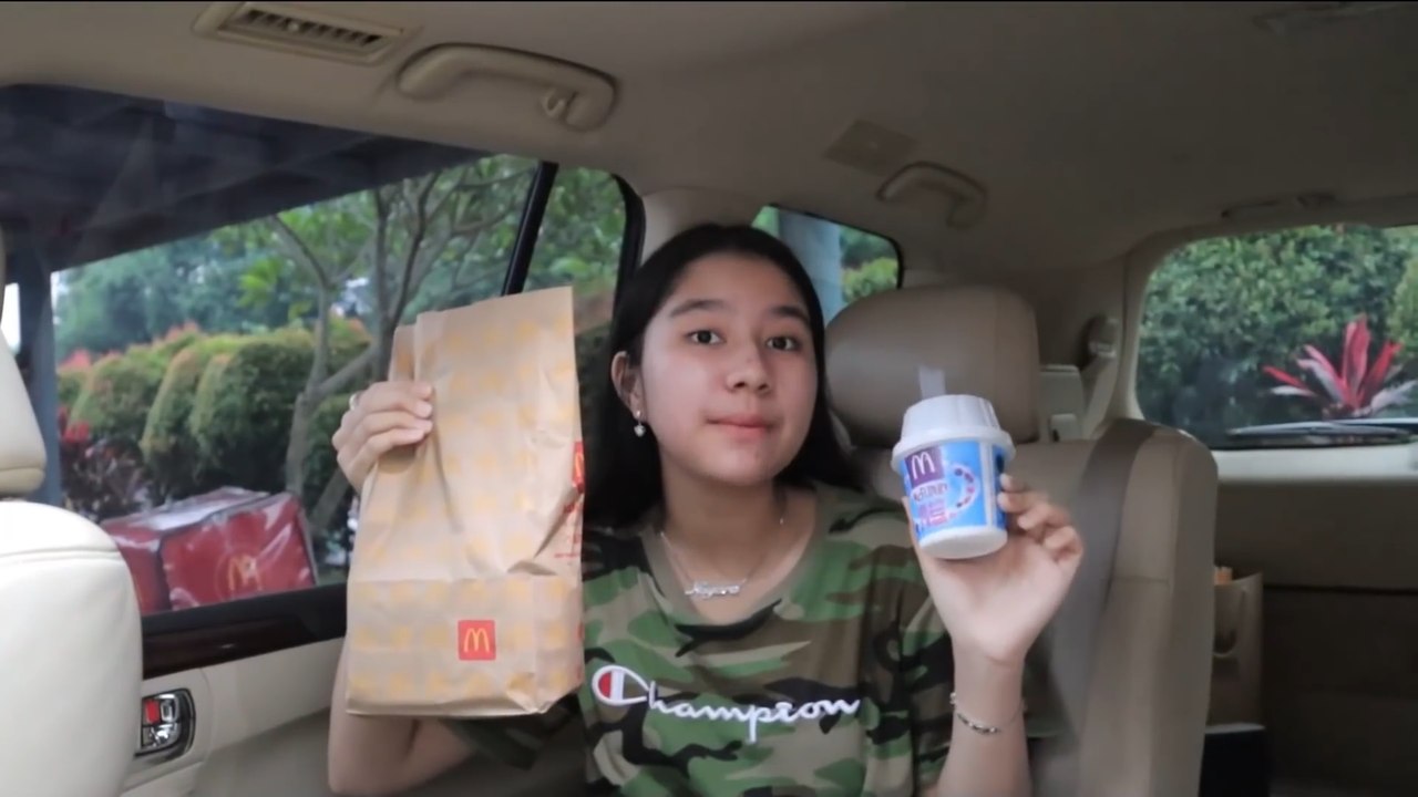 Almeyda Nayara - Drive Thru Ngikutin Pesanan Mobil Depan