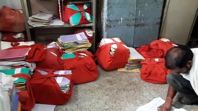 लापरवाही की भेंट चढ़ रहे है सरकारी कार्यालयों में पुराने रिकॉर्ड, बारिश में भीगने का बना है अंदेशा
