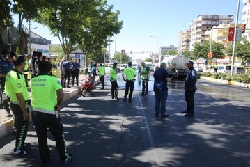Son dakika haber | ŞANLIURFA - Kamyonun çarptığı motosikletteki 2 kişi öldü