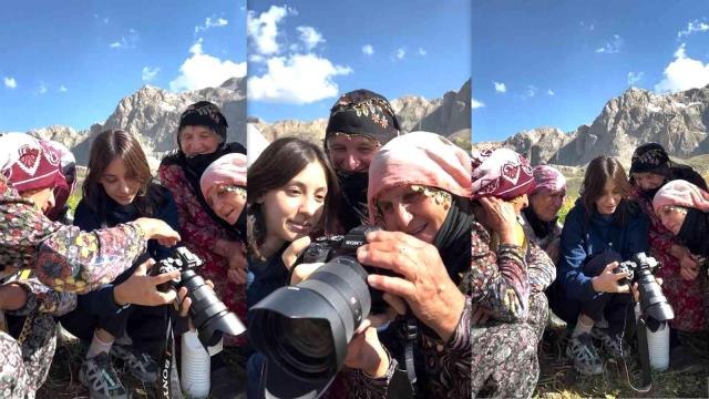İlk kez fotoğraf makinesiyle tanışan köy kadınlarının doğal ve içten halleri yürekleri ısıttı