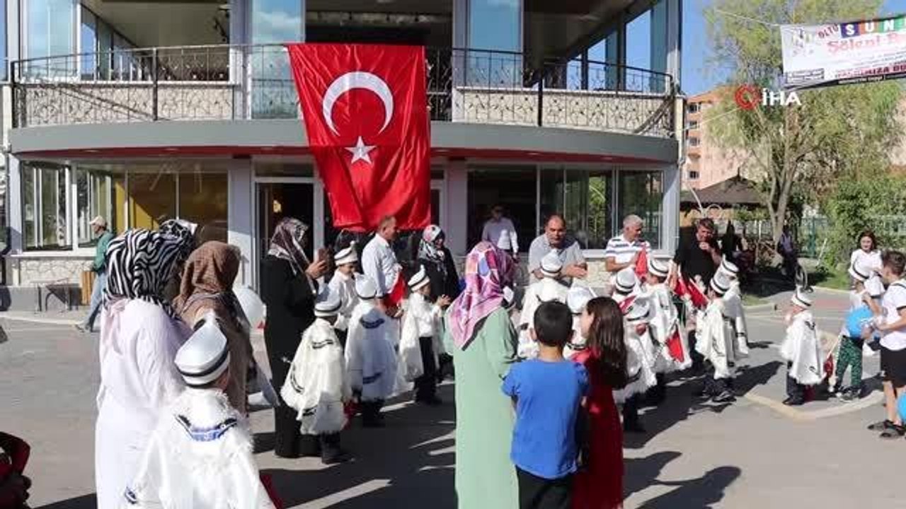 Oltu'da sünnet olmaktan korkan çocuk ağaca tırmandı