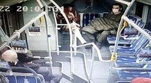 Metrobüste taciz iddiasına kadından tekme tokat dayak kamerada