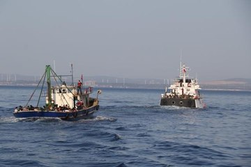 Balıkçı teknesinde 226 göçmenin yakalanma anları kameralara yansıdı