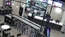 Ünlü fast food restoranında skandal olay! Müşterilerin yüzüne kovayla kaynar su döktü