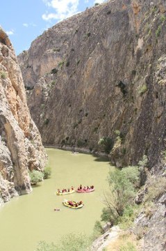 TURİSTLERİN KARASU NEHRİ'NDE RAFTİNG KEYFİ