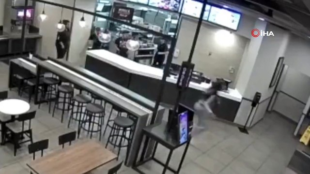 Ünlü restoranda korkunç olay! Müşterilerin yüzüne kaynar su döktü