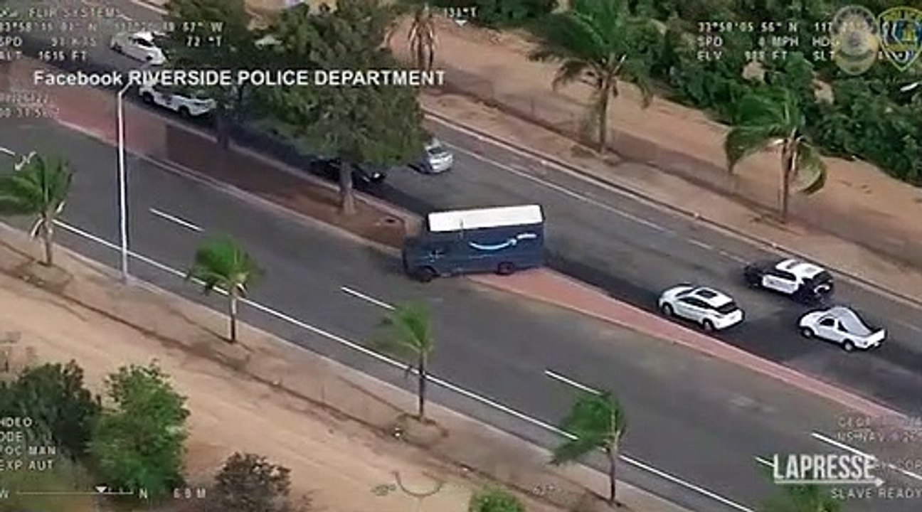 Ruba un camion di Amazon dopo una rapina e si s...