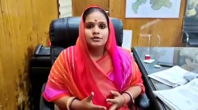 Video : महापौर ने लगवाई मेहंदी, अफसरों को बांटे लहरियां और घेवर