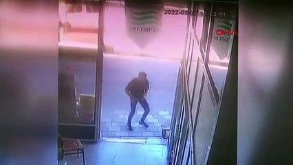 Afyon haberi... ÇAY OCAĞINDA OTURAN HUSUMETLİSİNİ BIÇAKLAYAN ŞÜPHELİ TUTUKLANDI