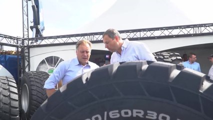 Les pneus sont plus grands que les gens