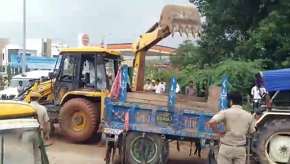 बेकाबू बजरी माफिया ने साइकिल सवार छात्रों और ऑटो को रौंदा....देखें वीडियो