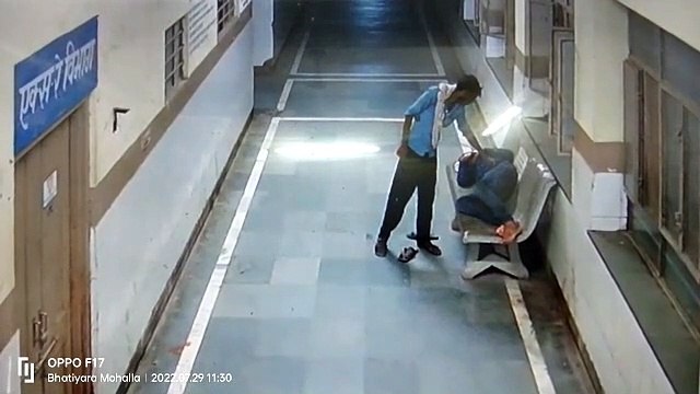 अस्पताल में सो रहे मरीजों व परिजनों के मोबाइल पार, सीसीटीवी में कैद वारदात