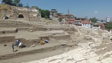 Smyrna Tiyatrosu kazılarında 1800 yıllık heykel başı bulundu