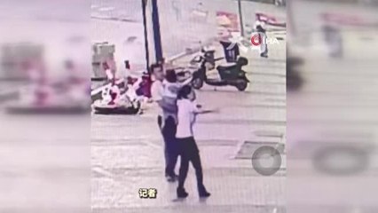 Çin'de 5. kattan düşen 2 yaşındaki çocuğu havada yakaladı