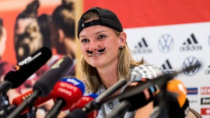 Alexandra Popp sorgt mit skurrilem PK-Auftritt für Lacher